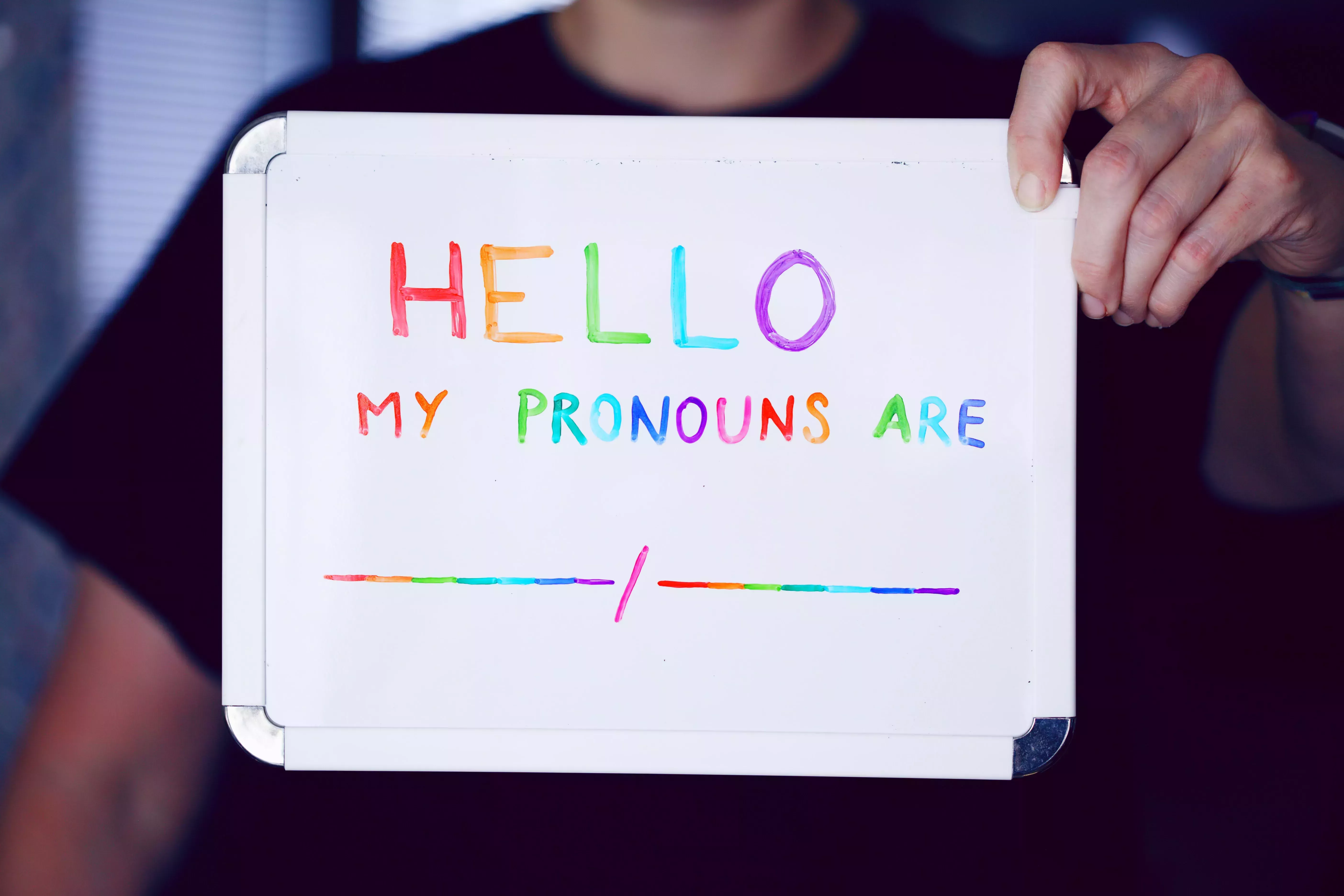 Importancia de utilizar los nombres y pronombres correctos de las personas trans y no binarias 