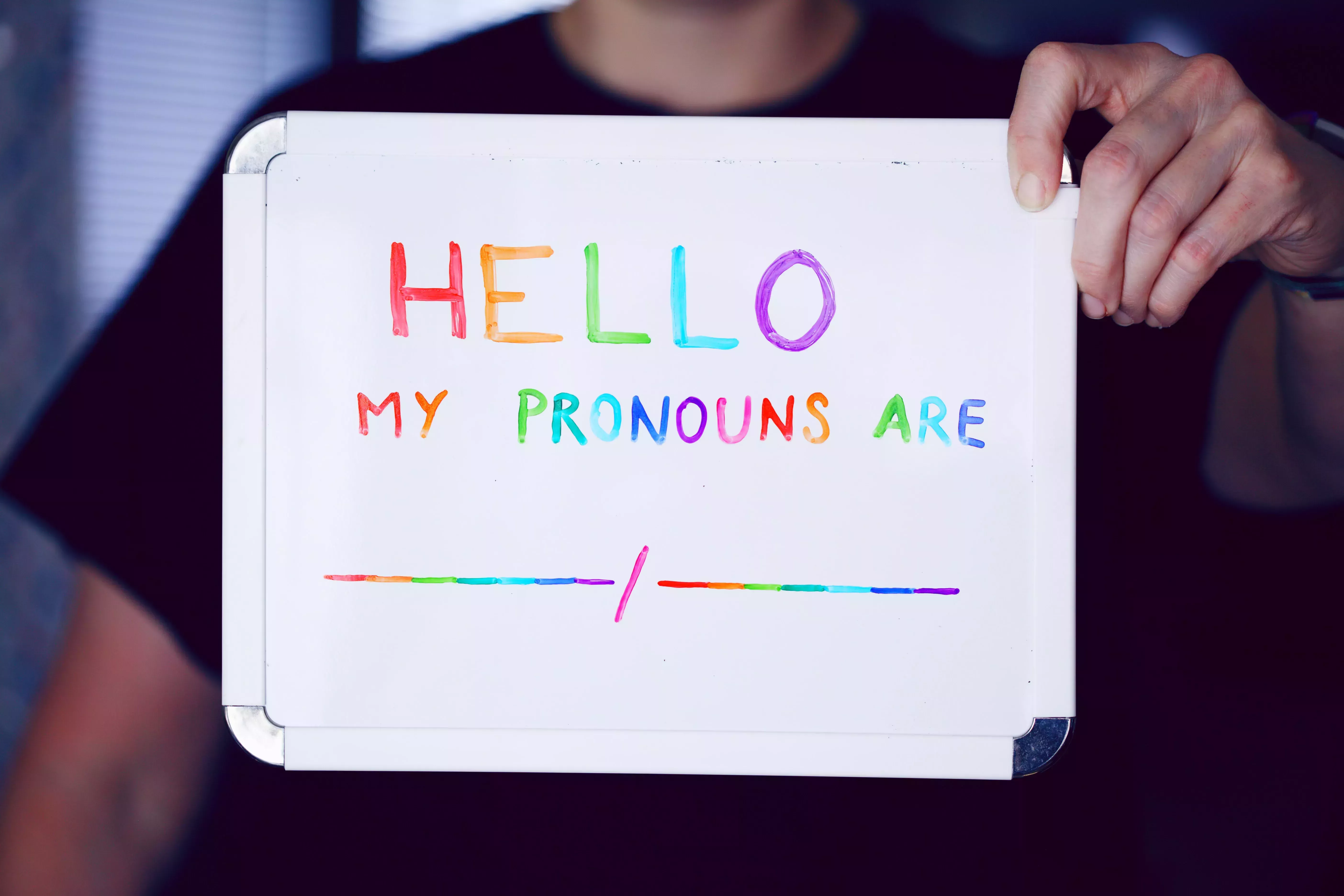 Importancia de utilizar los nombres y pronombres correctos de las personas trans y no binarias