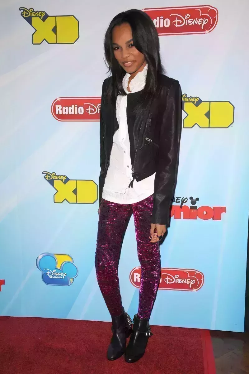 Los mejores atuendos de China Anne McClain en la alfombra roja: Evolución del estilo