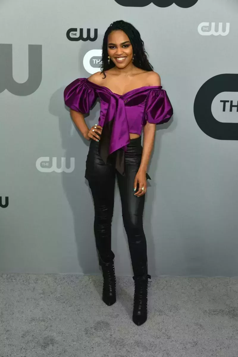 Los mejores atuendos de China Anne McClain en la alfombra roja: Evolución del estilo