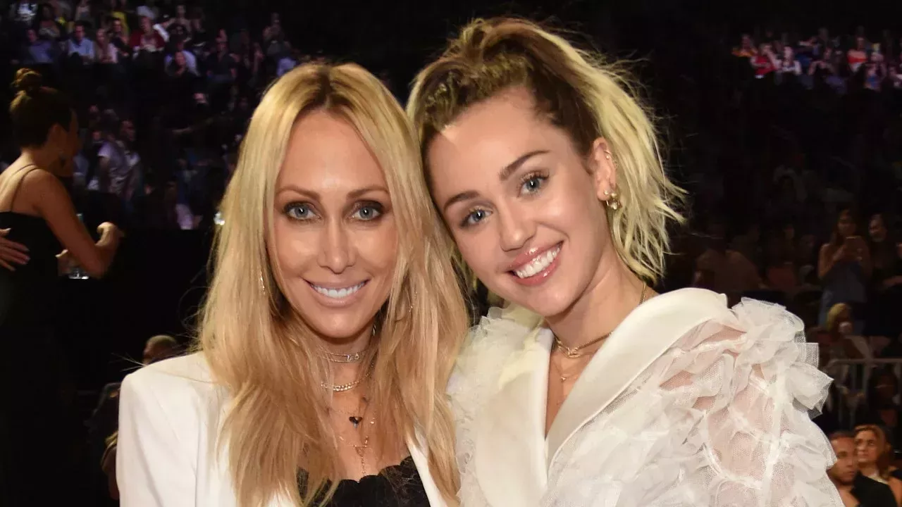 Miley Cyrus dice que ver a su madre bailar su nueva canción le hizo llorar