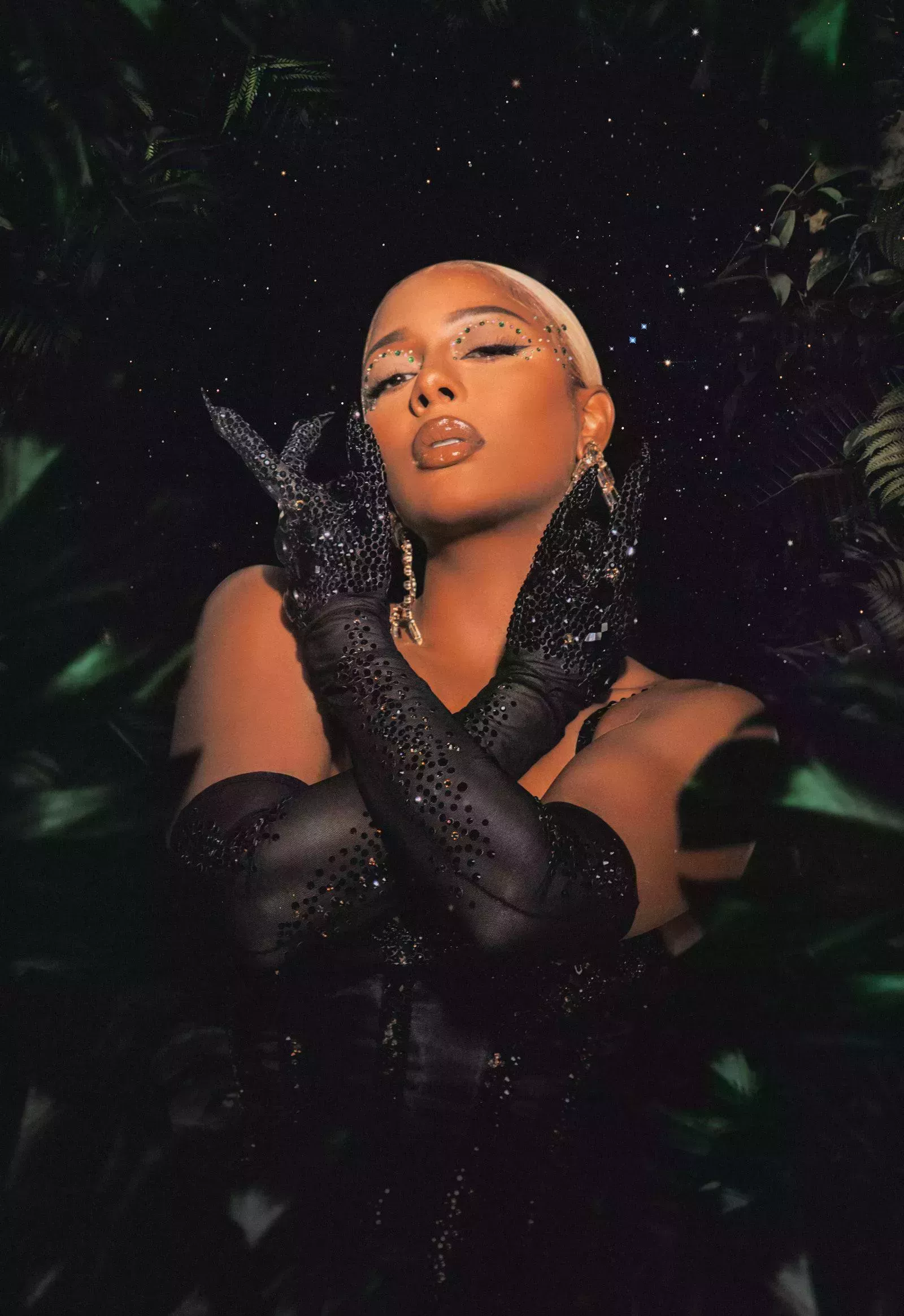 Victoria Monét daba el pecho en el estudio mientras rodaba "Jaguar II"