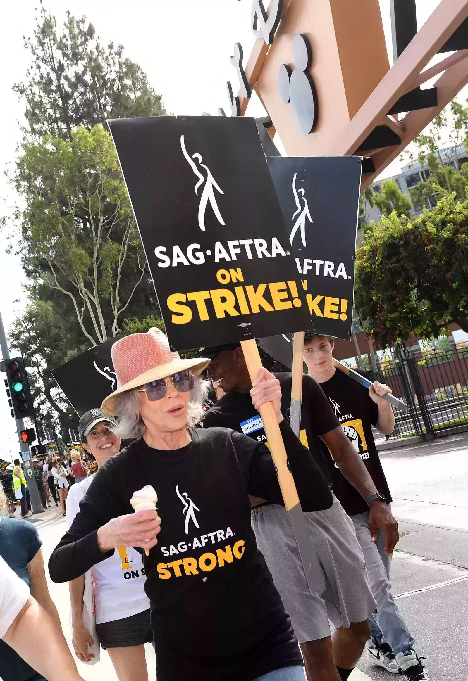 45 actores y expertos comparten sus opiniones sobre las huelgas SAG-AFTRA y WGA