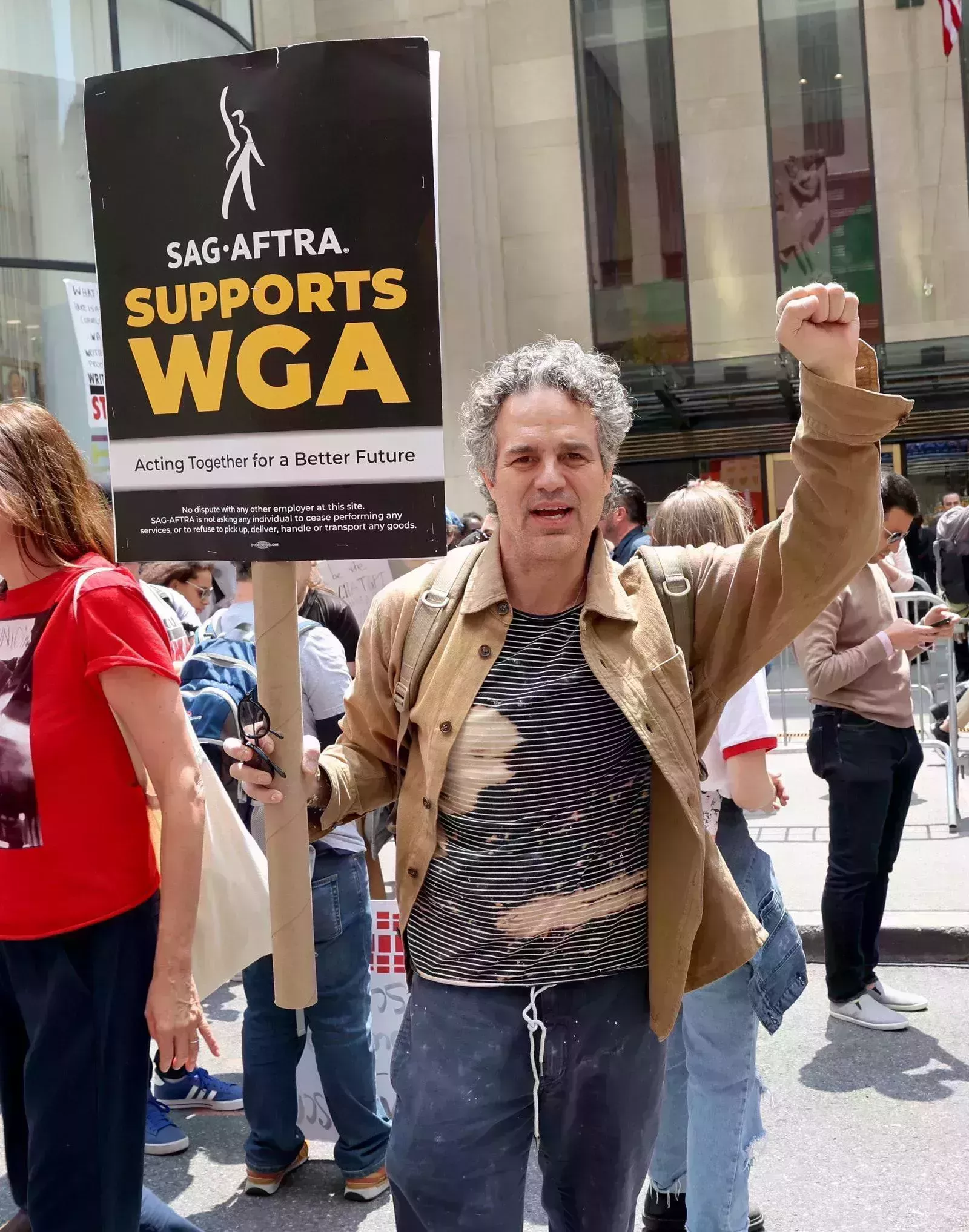 45 actores y expertos comparten sus opiniones sobre las huelgas SAG-AFTRA y WGA