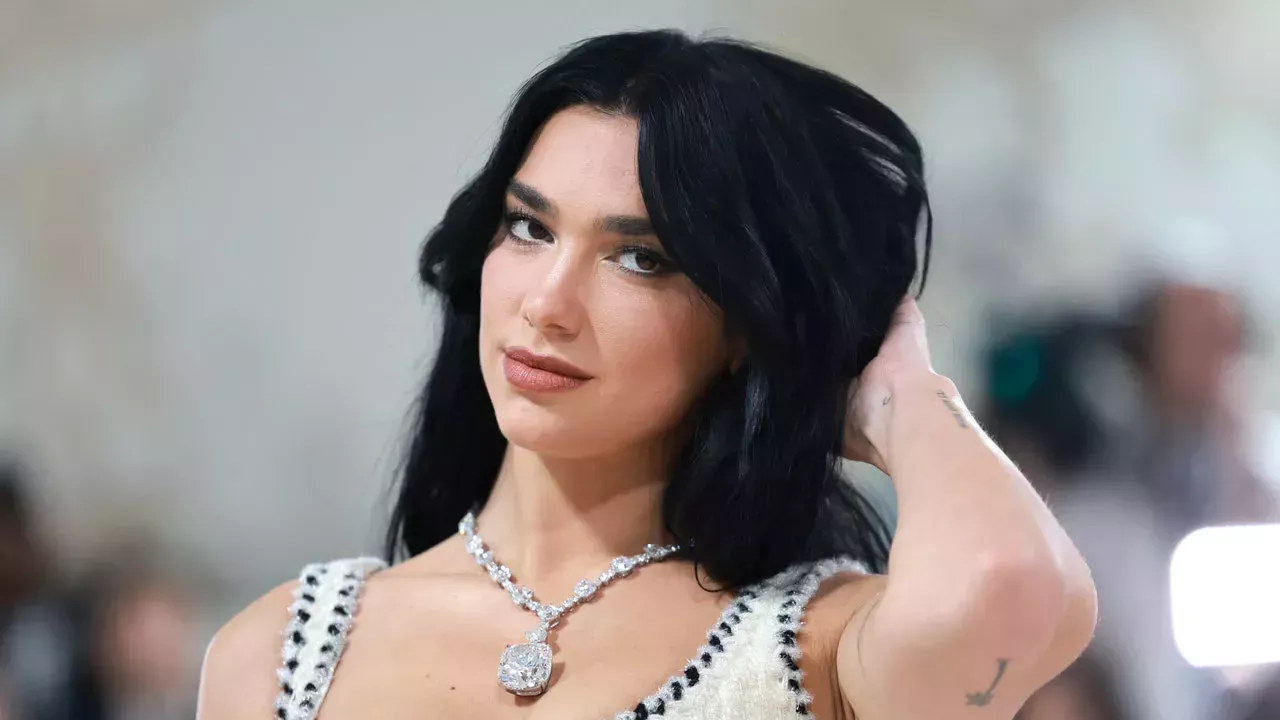 ¿Cómo camina Dua Lipa en estas enormes plataformas?