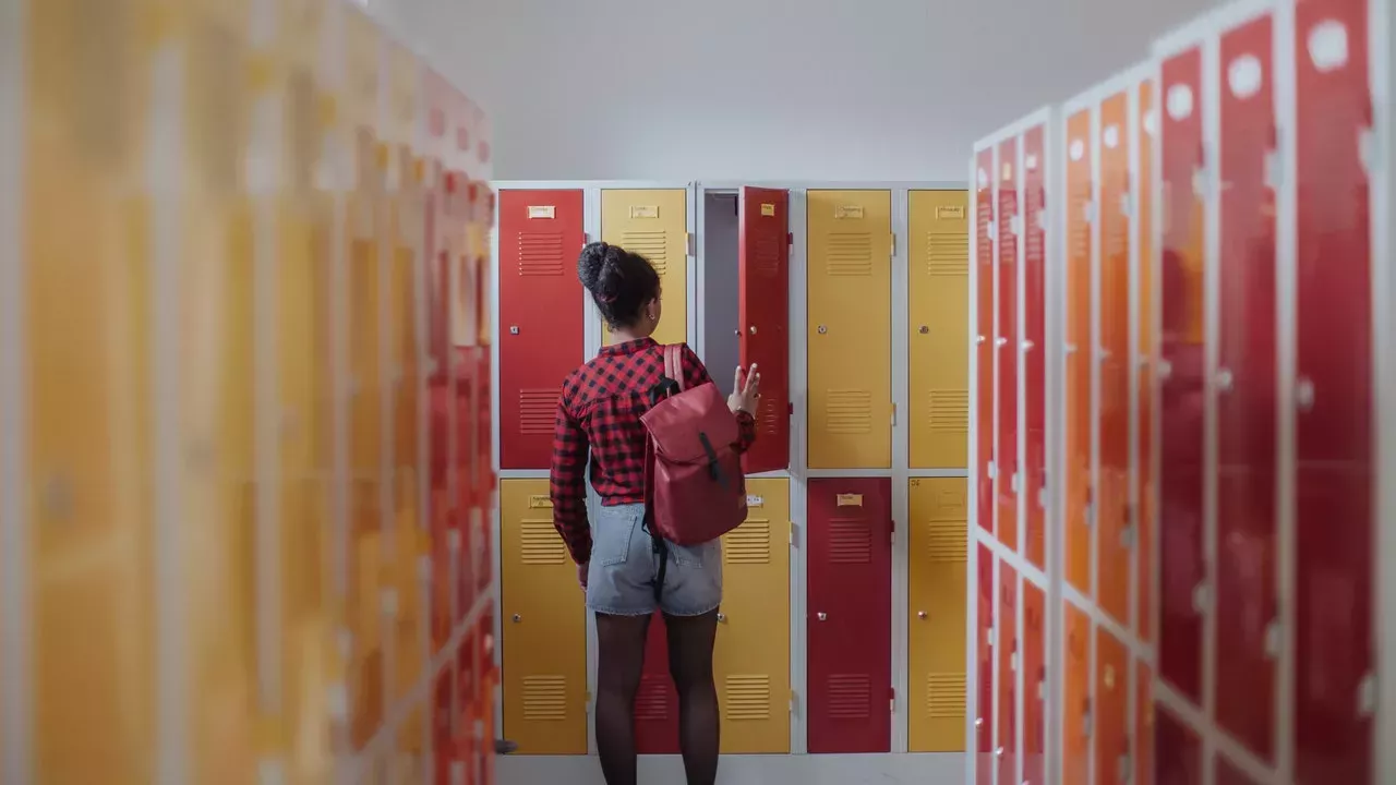 Cómo los jóvenes trans salen del armario en la escuela