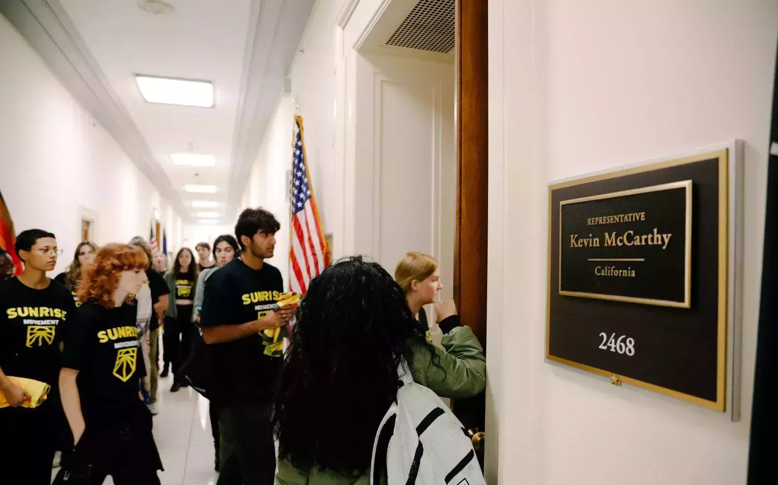 Detenidos 18 activistas de Amanecer por ocupar la oficina de McCarthy: "El GOP odia a la Generación Z"