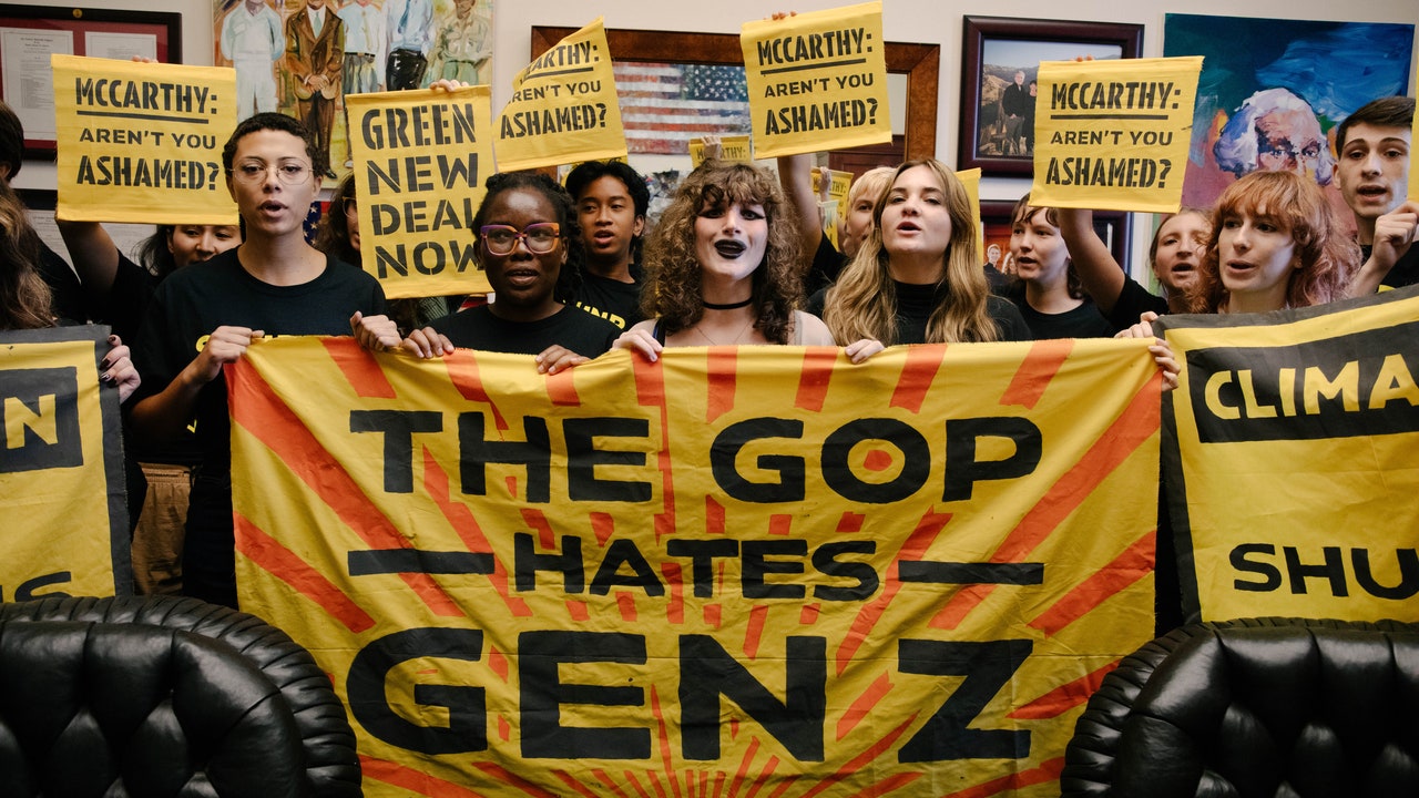 Detenidos 18 activistas de Amanecer por ocupar la oficina de McCarthy: &quot;El GOP odia a la Generación Z&quot;