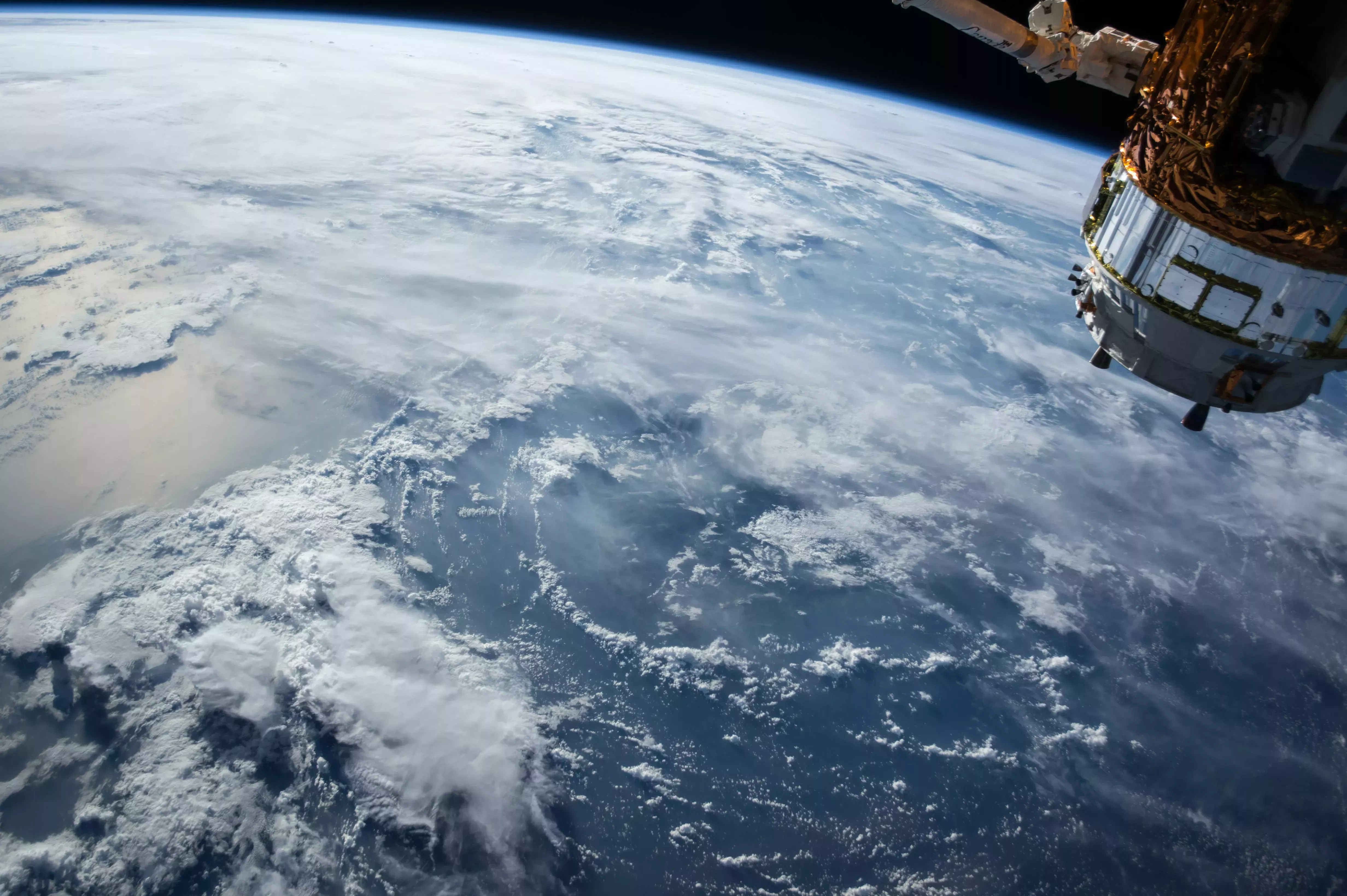 El problema de la basura espacial y por qué debe preocuparnos lo que ocurre por encima de las nubes 