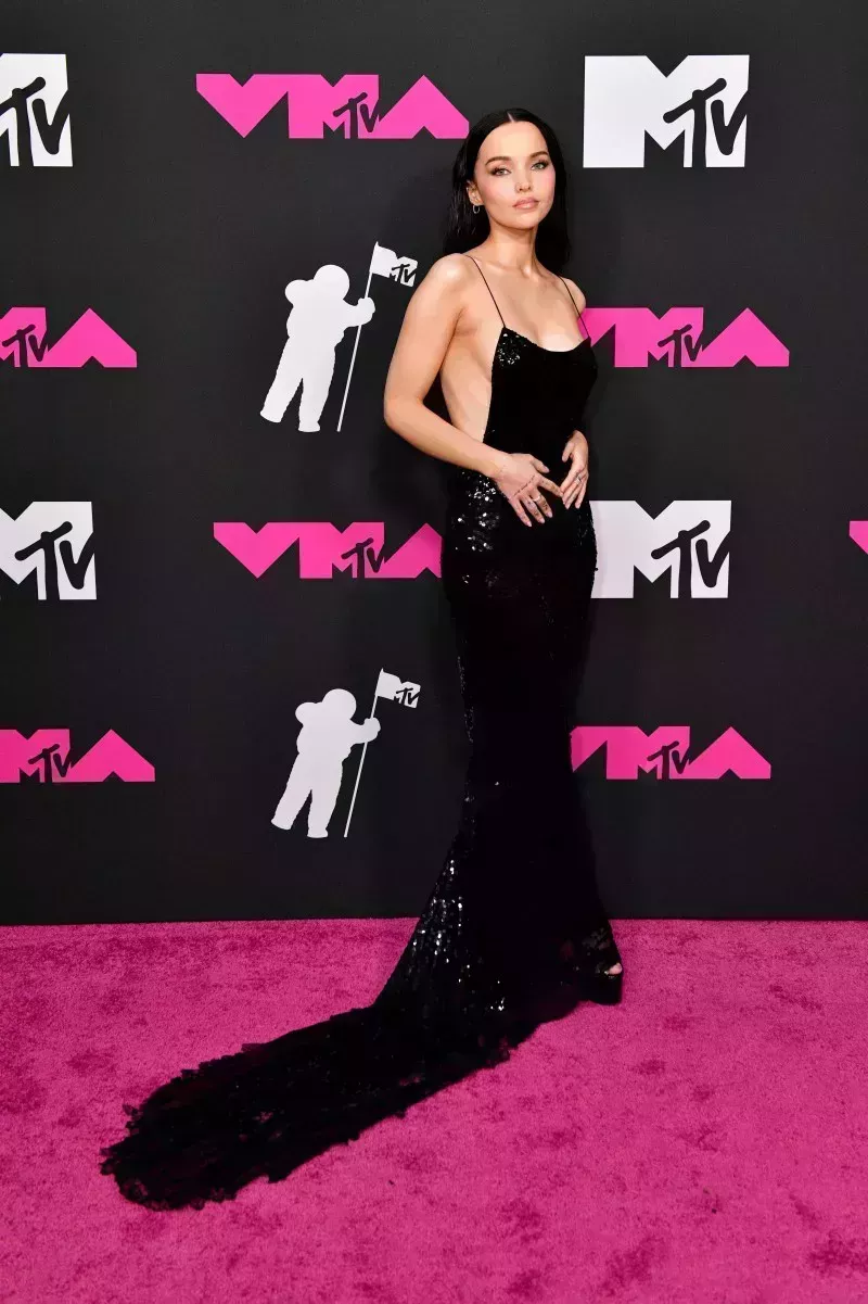 Jóvenes estrellas de Hollywood en la alfombra roja de los VMAs 2023: Fotos de la llegada