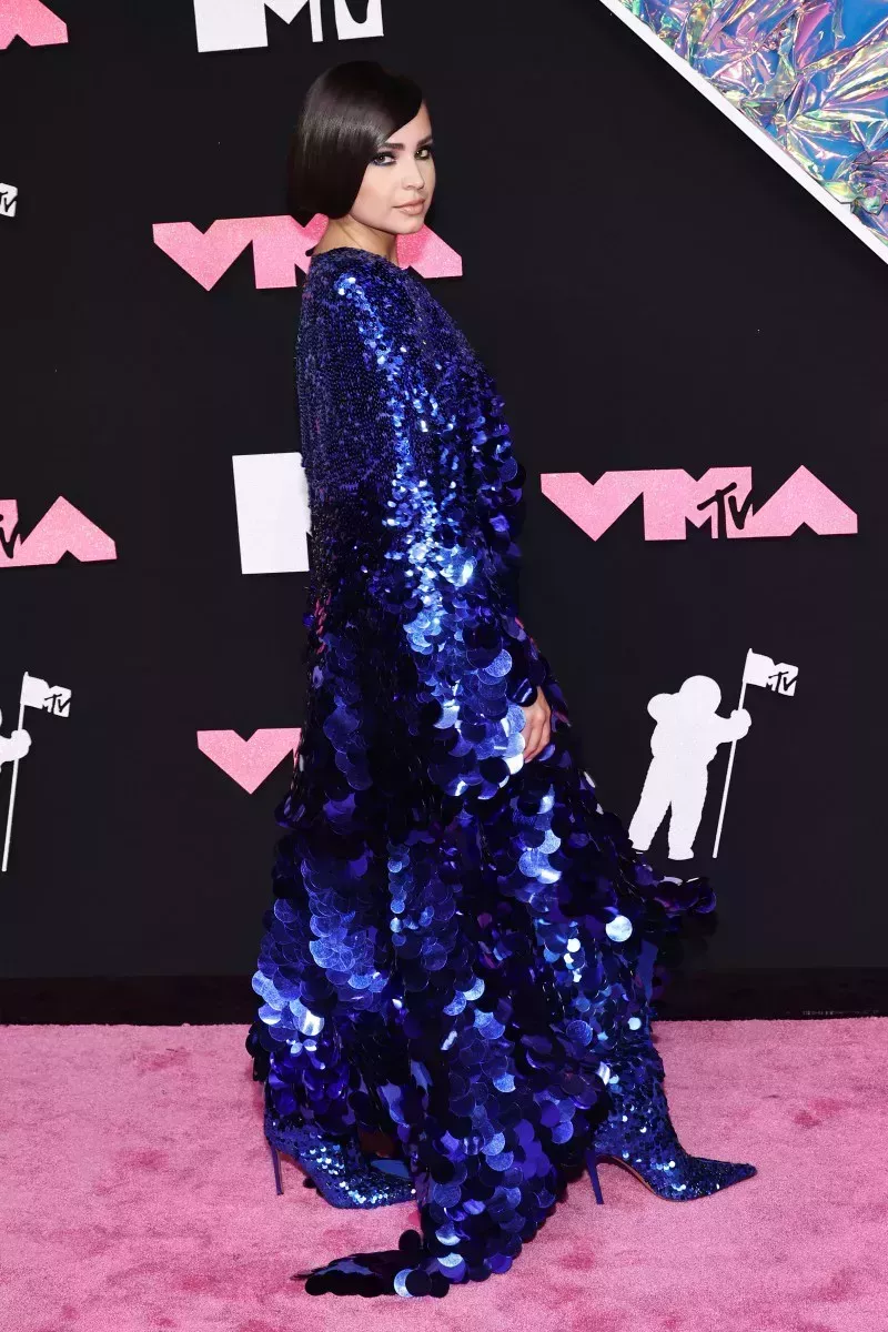 Jóvenes estrellas de Hollywood en la alfombra roja de los VMAs 2023: Fotos de la llegada