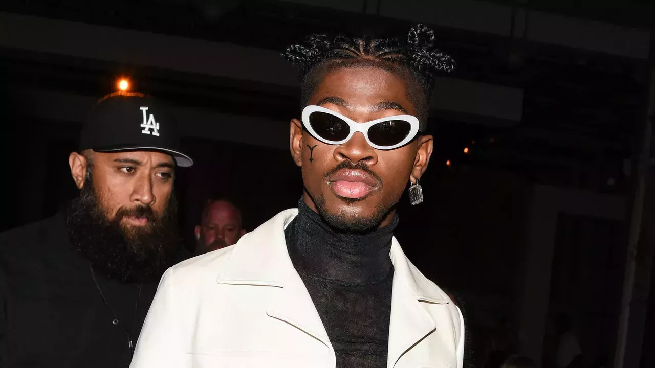 Lil Nas X adopta la tendencia de las maxifaldas en su último look de la NYFW