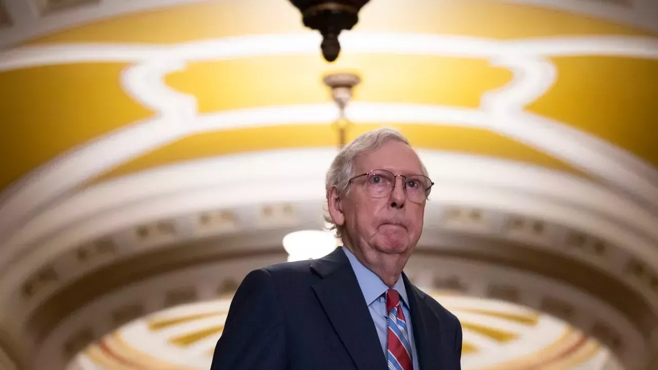 Mitch McConnell se vuelve a congelar mientras habla con los periodistas