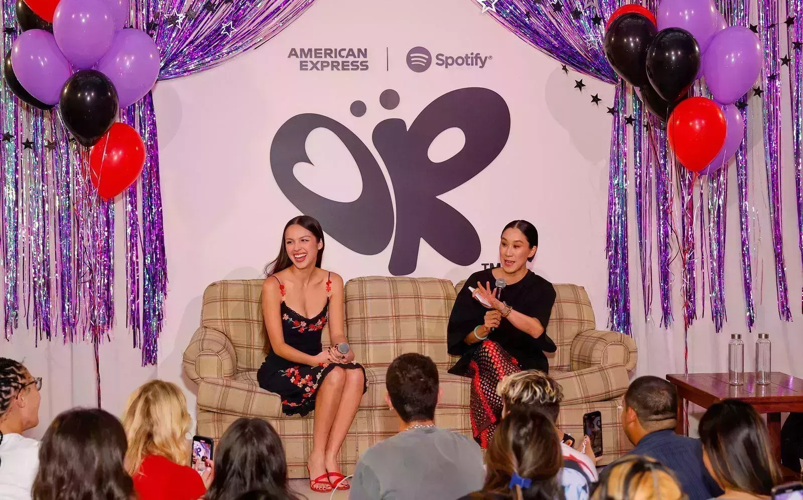 Olivia Rodrigo celebra el lanzamiento de