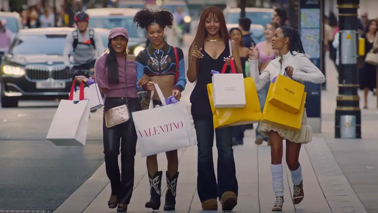 PinkPantheress va de compras con Yara Shahidi, India Amarteifio y Charithra Chandran en el nuevo MV