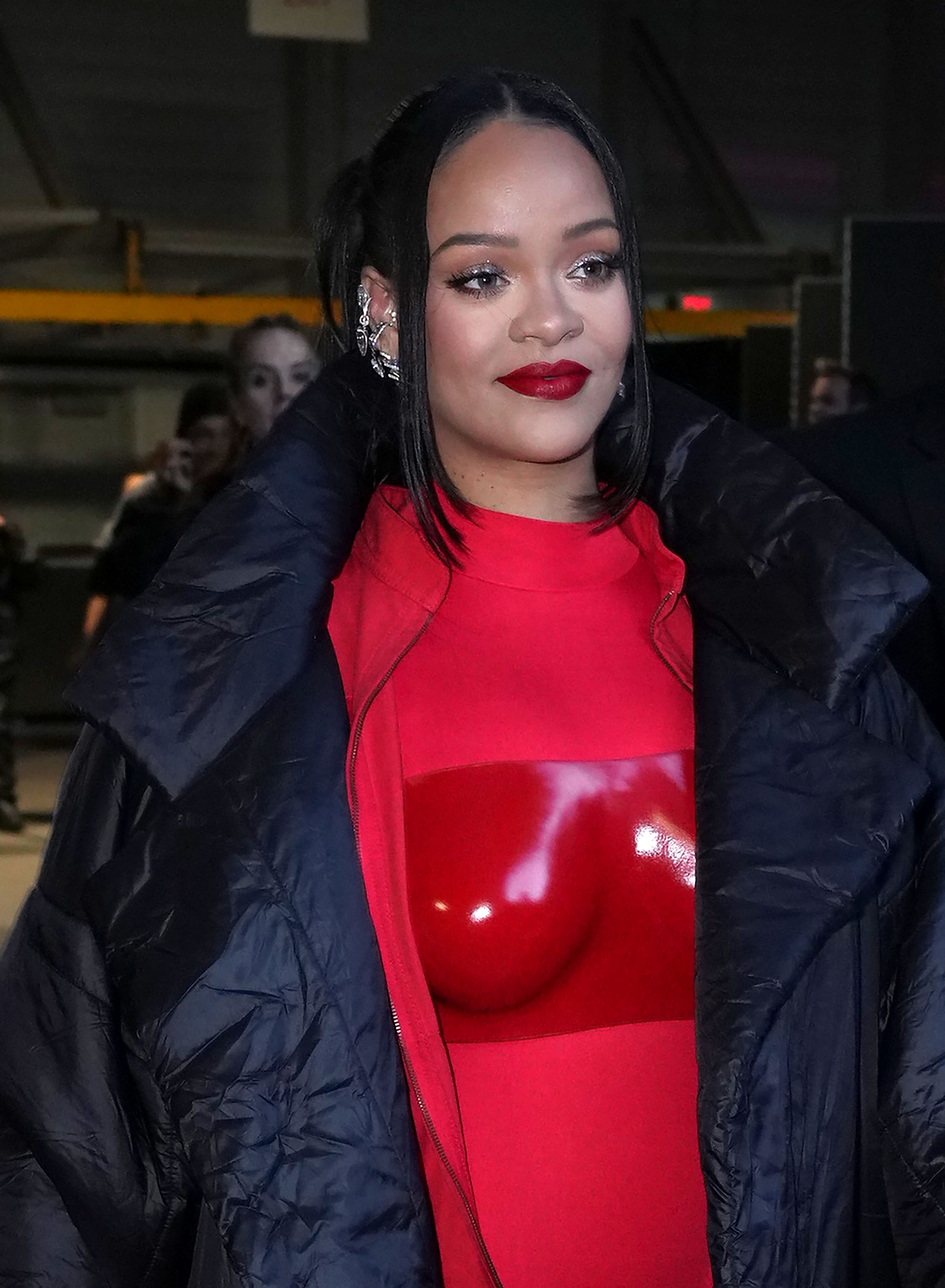 Rihanna lució un rostro completo de Fenty Beauty durante su actuación en el Halftime Show de la Super Bowl