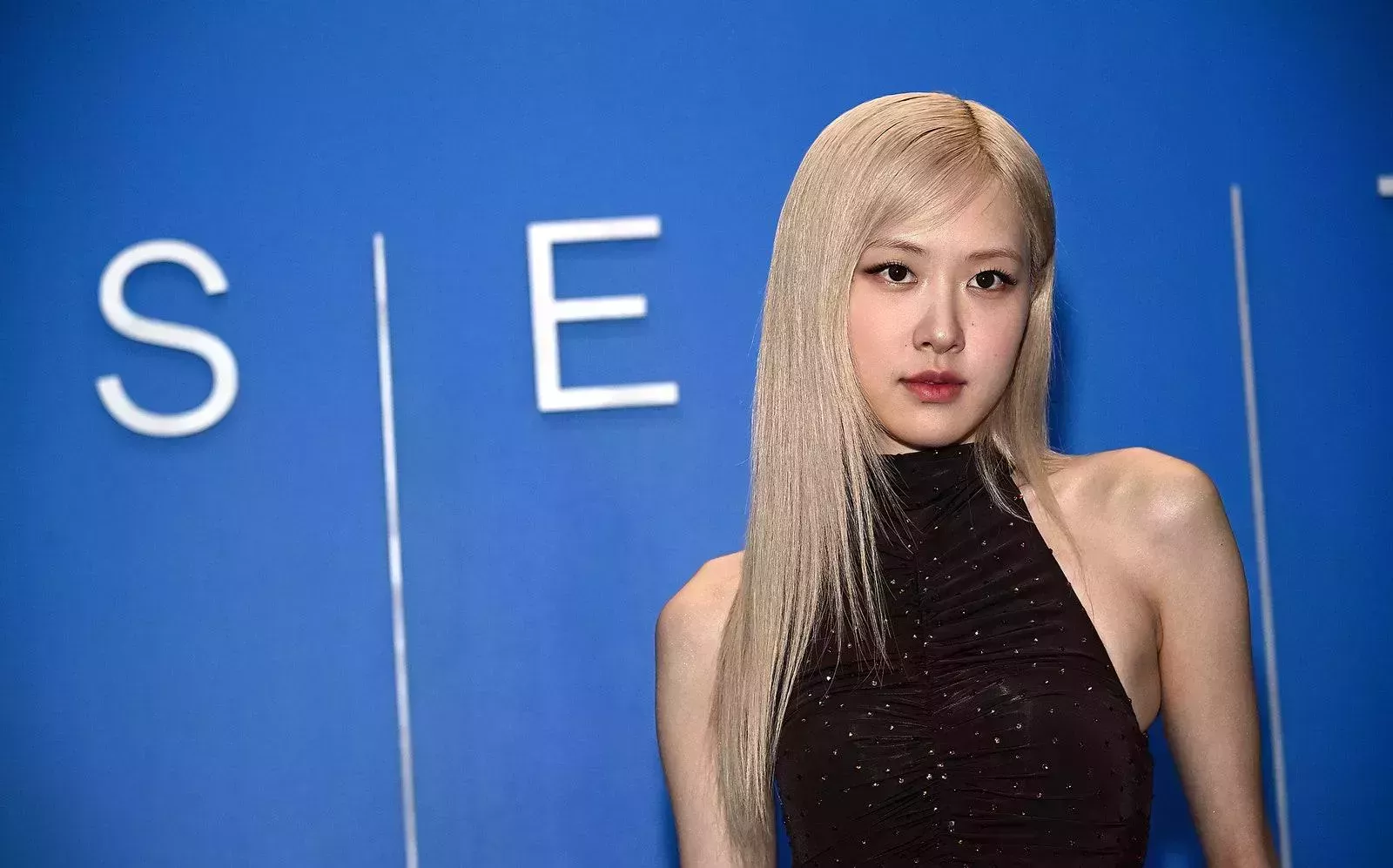 Rosé, de BLACKPINK, luce un look monocromático perfecto para el otoño