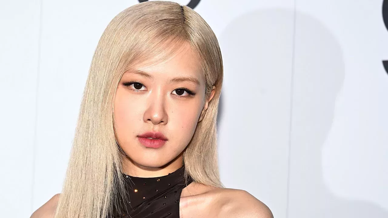 Rosé, de BLACKPINK, luce un look monocromático perfecto para el otoño