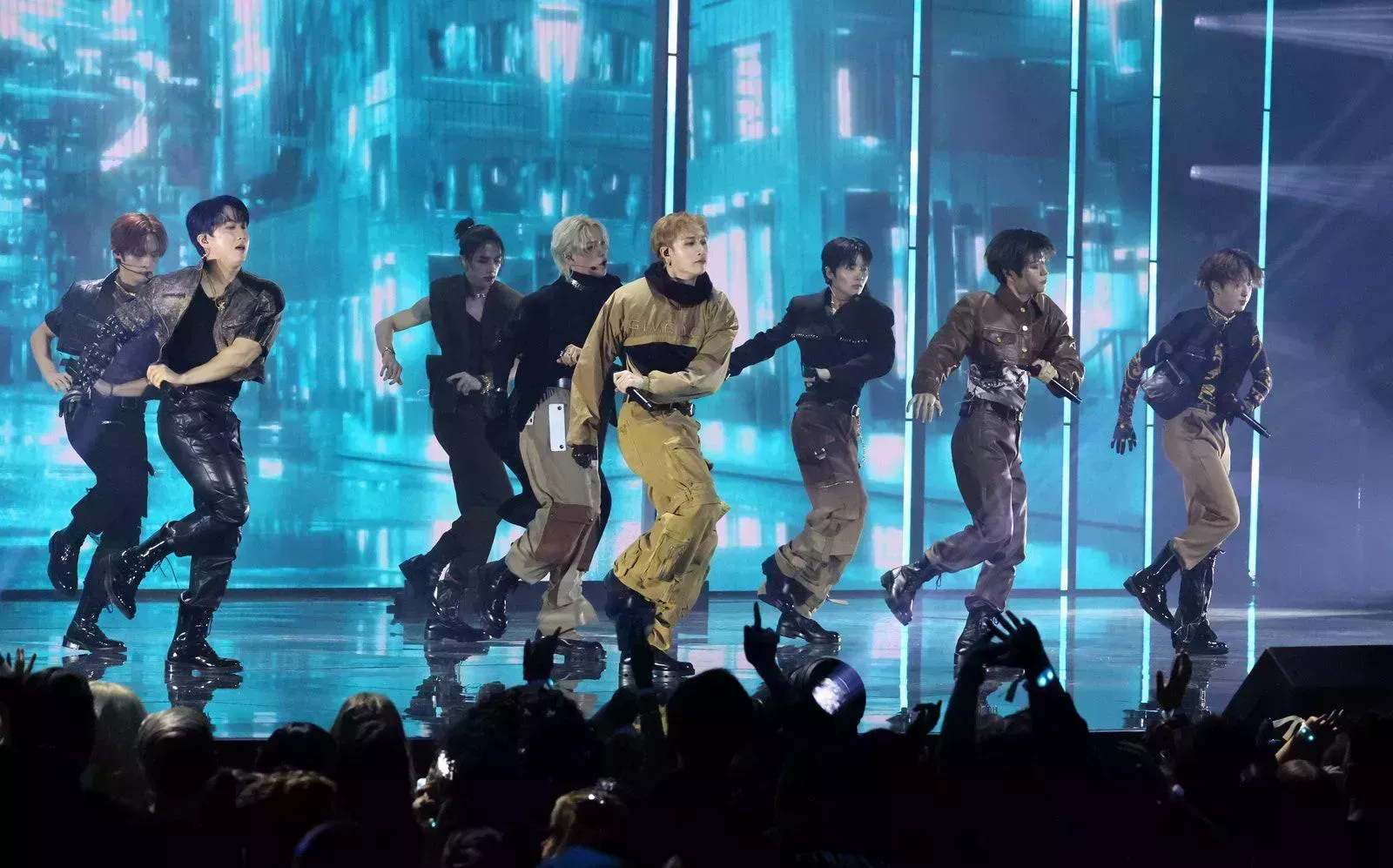 Stray Kids iluminó el escenario de los VMA con su explosiva actuación "S-Class