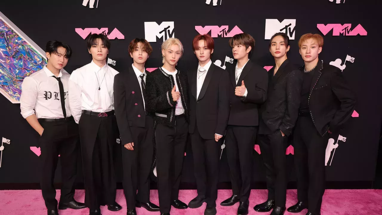 Stray Kids iluminó el escenario de los VMA con su explosiva actuación "S-Class