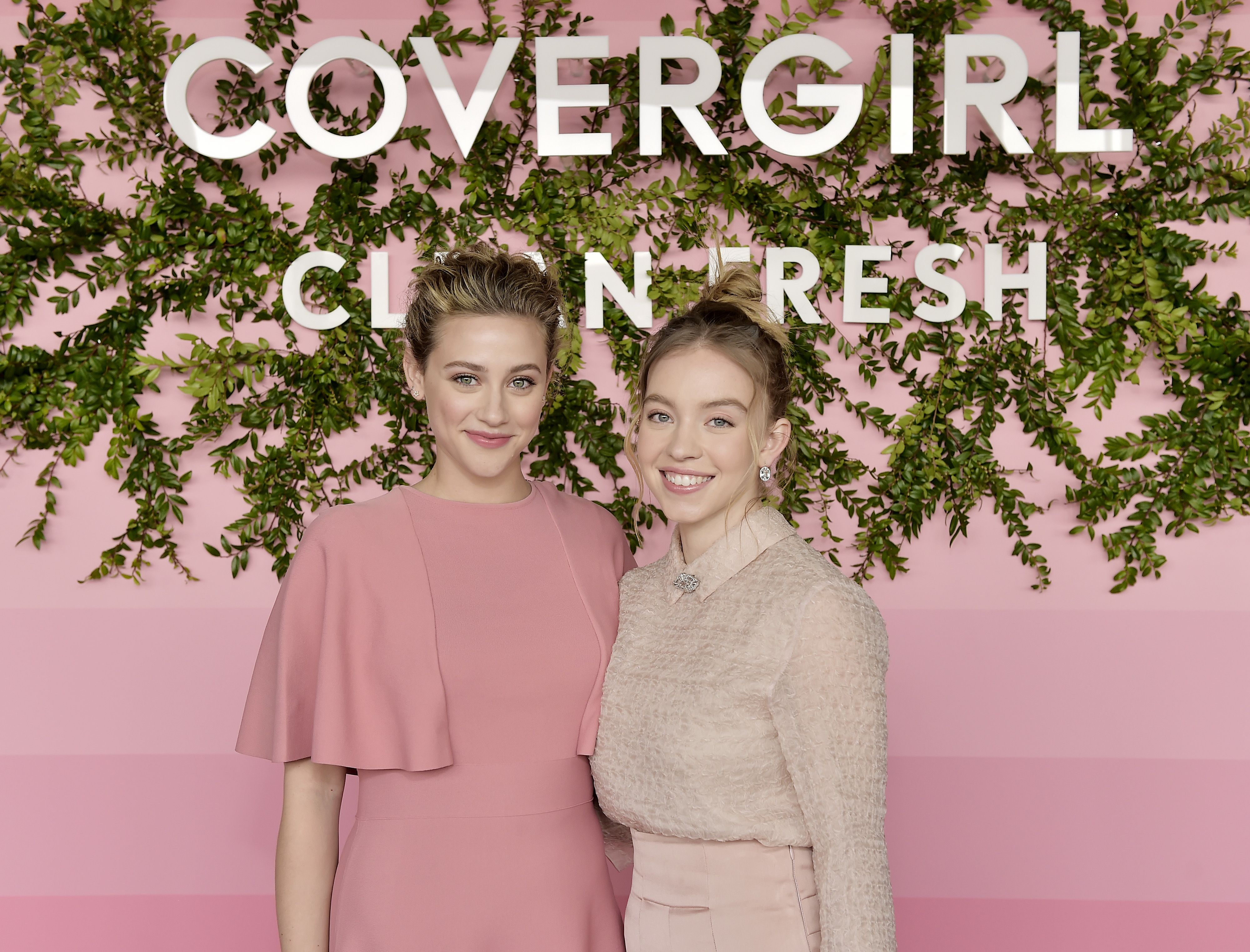 Sydney Sweeney y Lili Reinhart acallan los rumores de enemistad con un solo selfie de Instagram