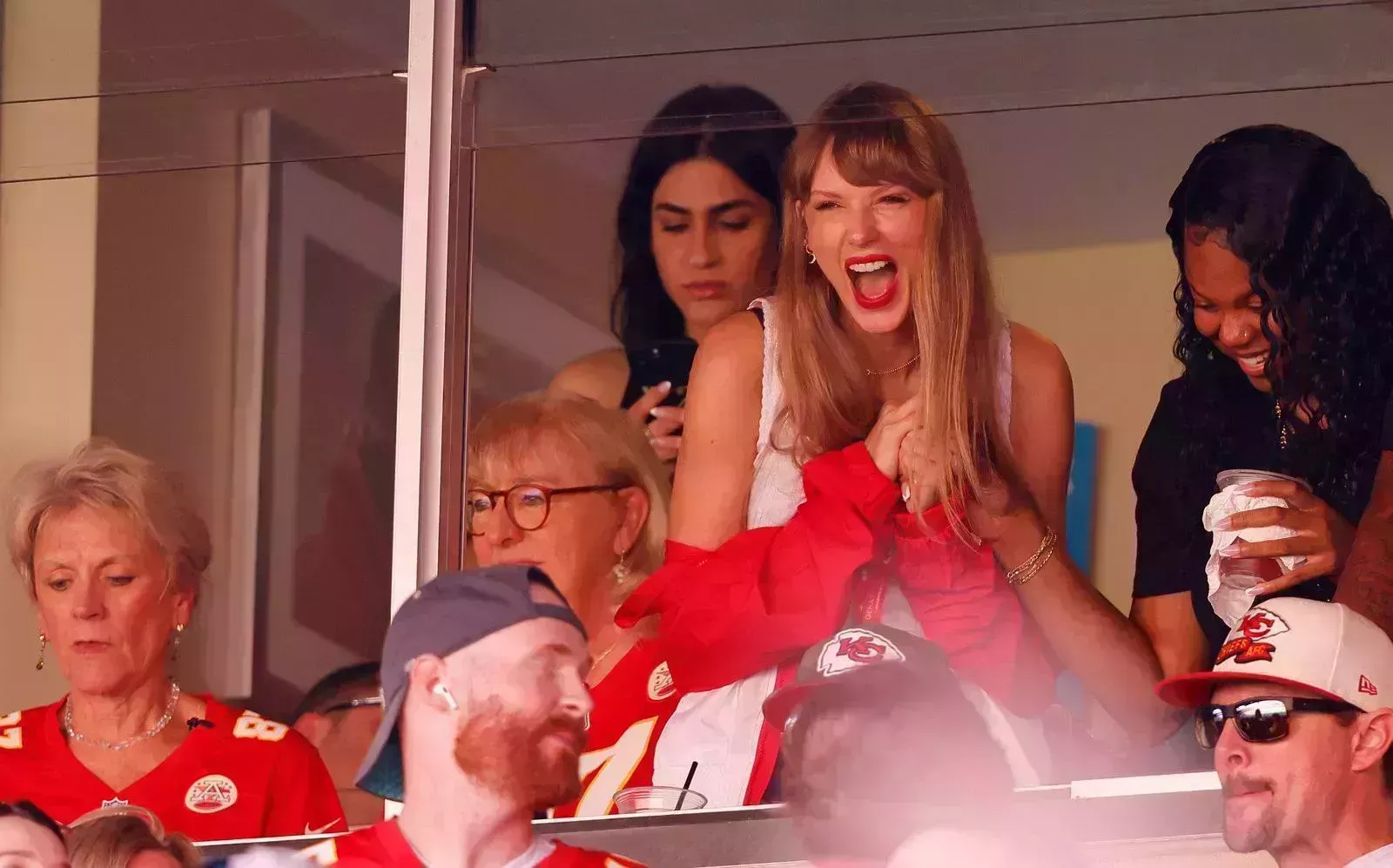 Travis Kelce se deshace en halagos hacia Taylor Swift en su podcast: 