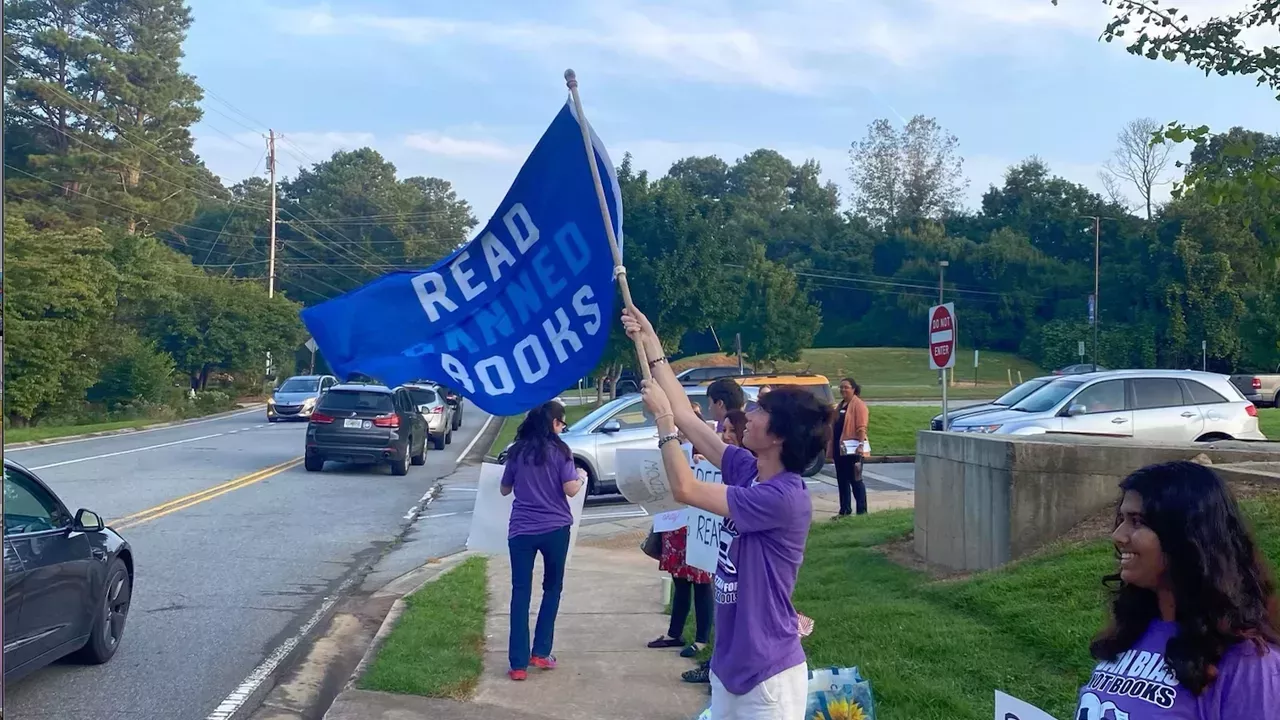 Una madre nos gritó mientras protestábamos contra la prohibición de libros en nuestras escuelas