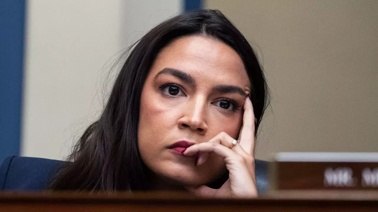 AOC critica al Partido Republicano por preocuparse más por su agenda antitransporte que por evitar el cierre del Gobierno