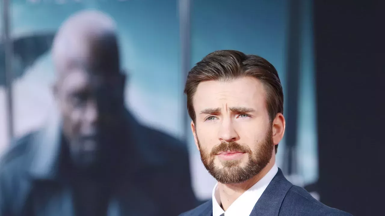 Chris Evans finalmente admite que está fuera del mercado