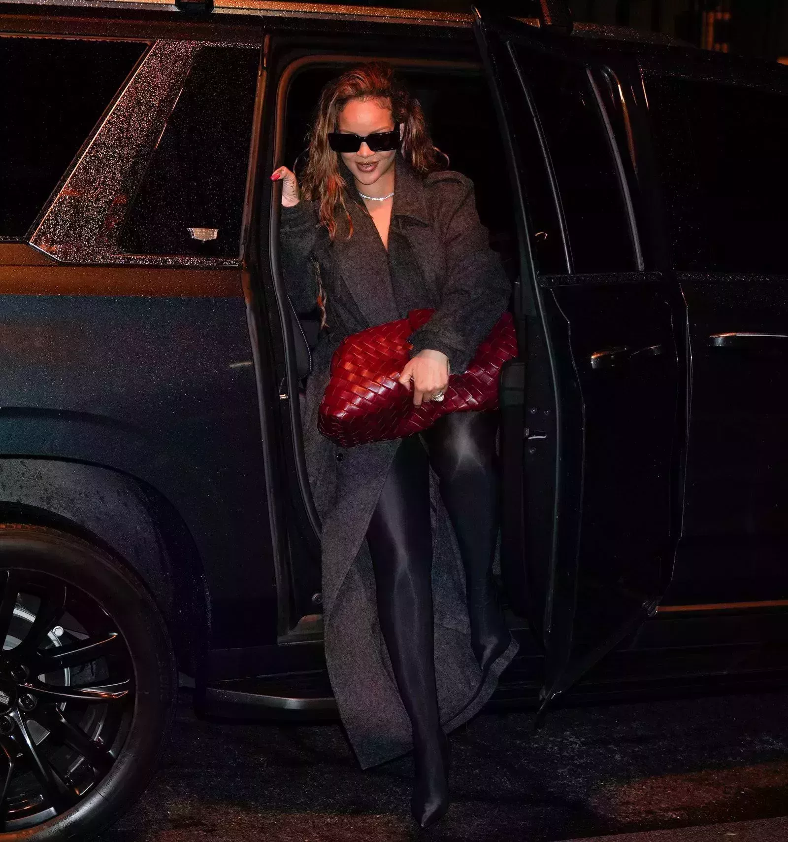 El clutch de Rihanna es tan grande que ¿se puede considerar un clutch?