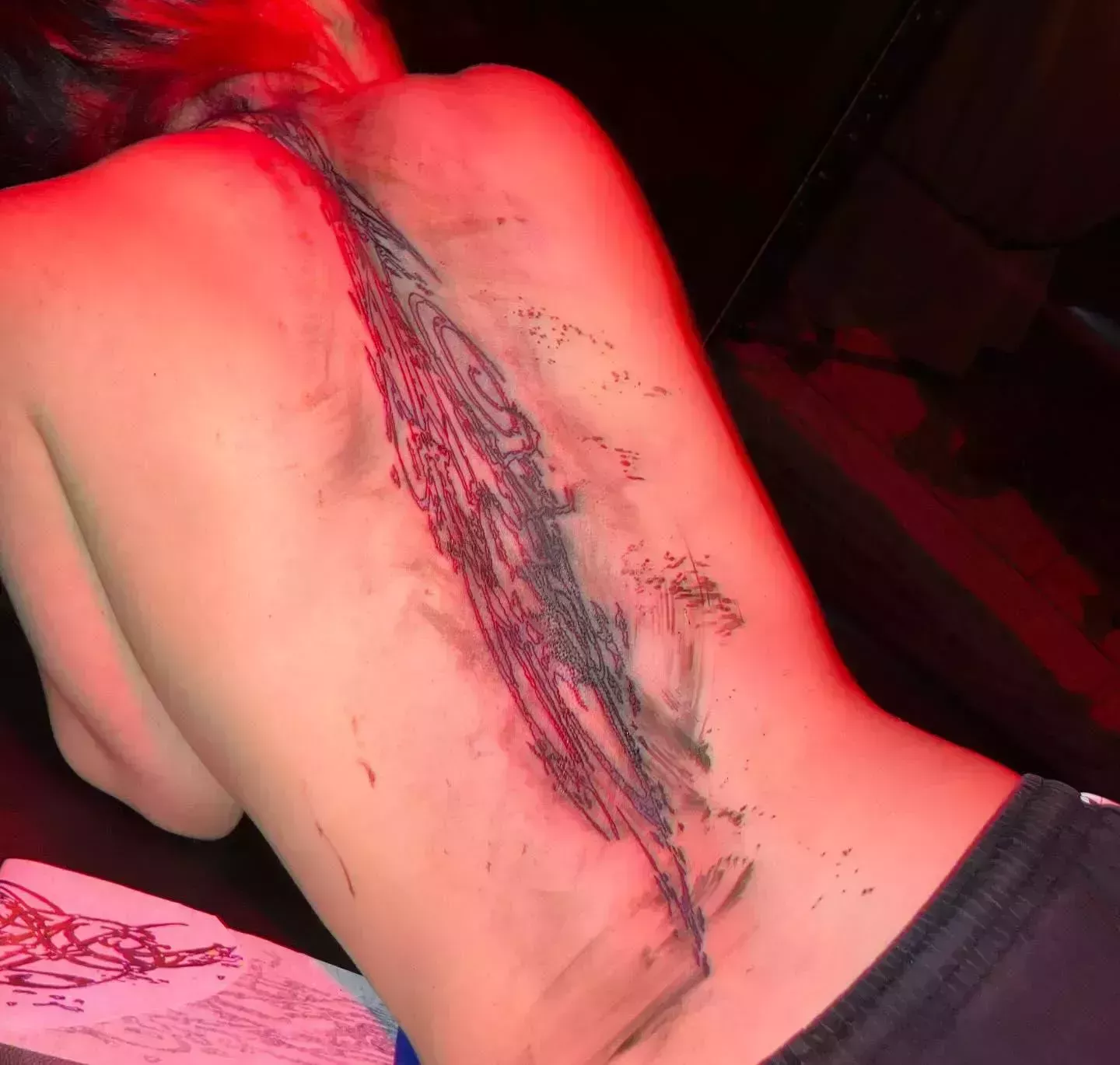 El enorme tatuaje de Billie Eilish en la espalda es mucho más grande de lo que pensábamos