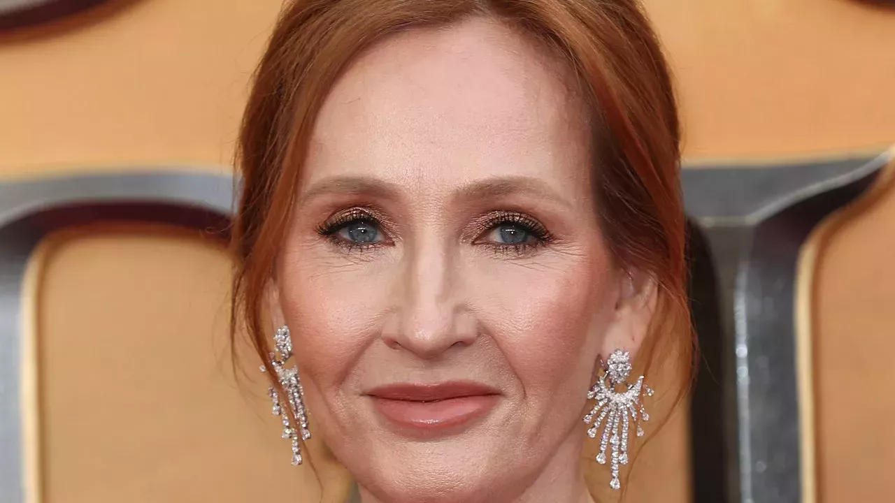 JK Rowling afirma que "felizmente" cumpliría condena antes que aceptar a personas trans