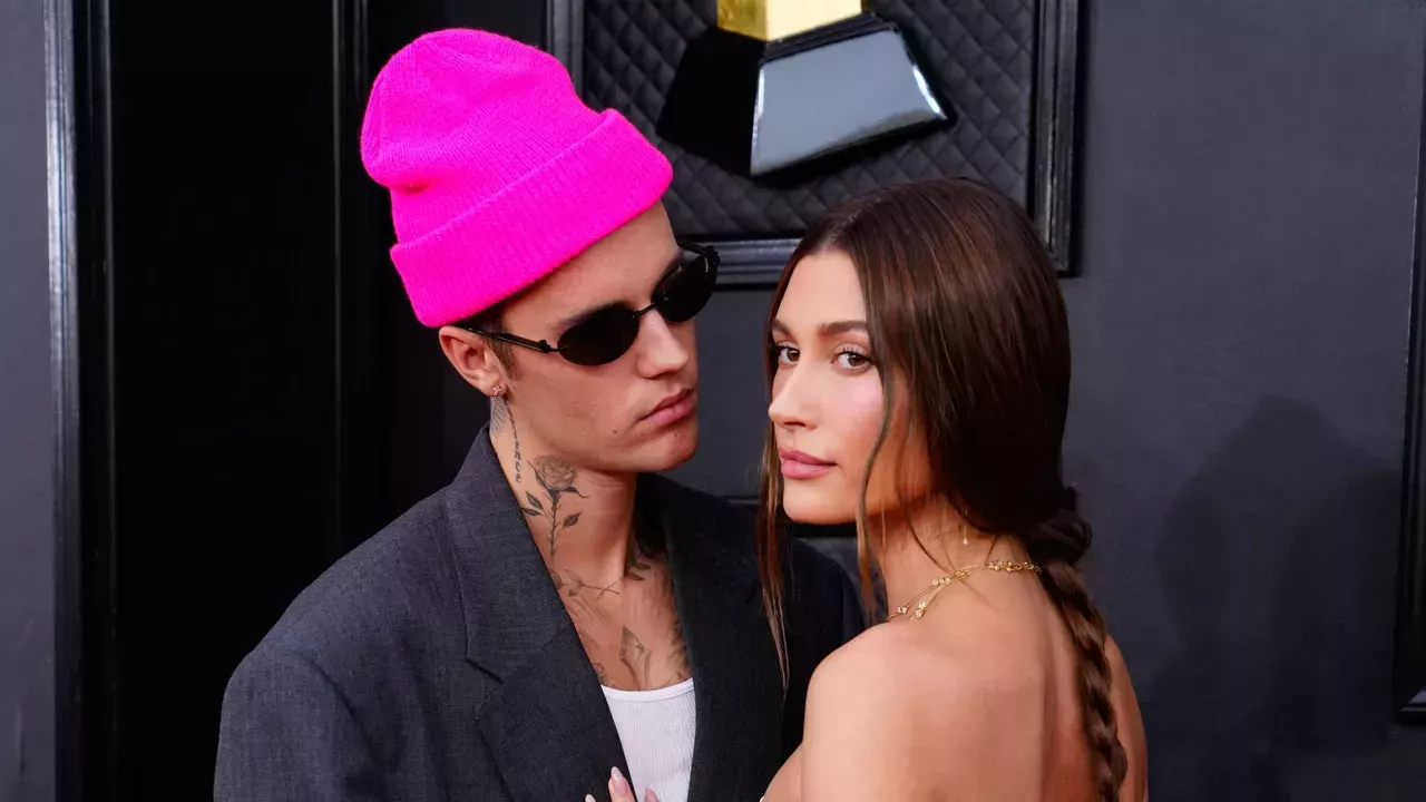 Justin Bieber se gastó 5.000 dólares en convertir los mensajes de texto de Hailey