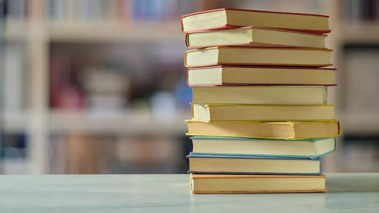 Scholastic no "segregará" libros diversos en las ferias, pero aún queda "trabajo por hacer"