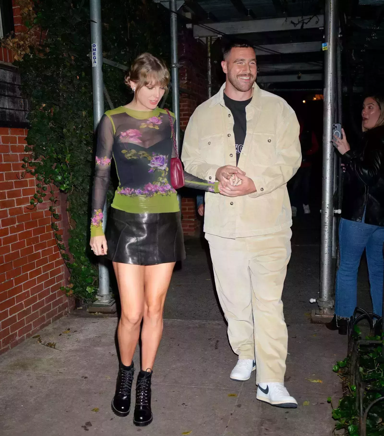 Taylor Swift lució un top de transparencias y una minifalda de cuero en su segundo look con Travis Kelce