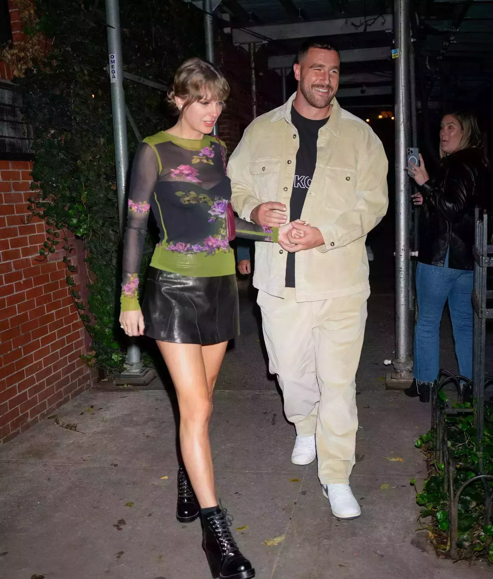 Taylor Swift lució un top de transparencias y una minifalda de cuero en su segundo look con Travis Kelce