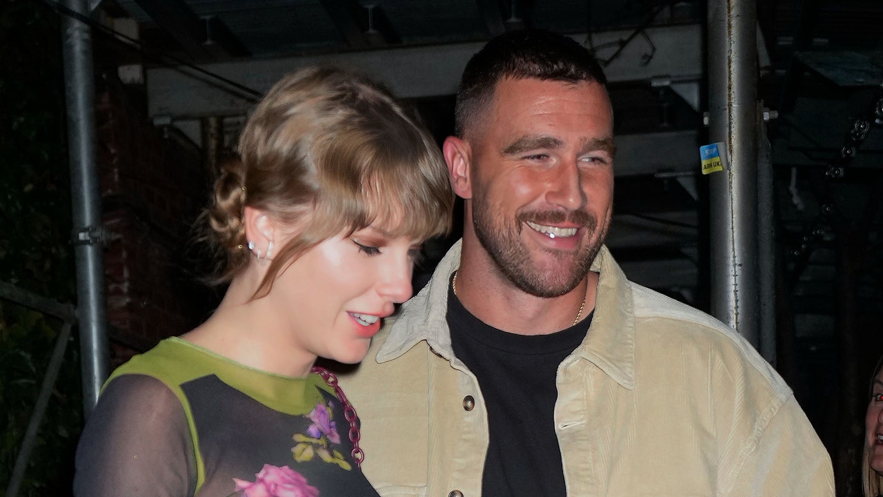 Taylor Swift lució un top de transparencias y una minifalda de cuero en su segundo look con Travis Kelce