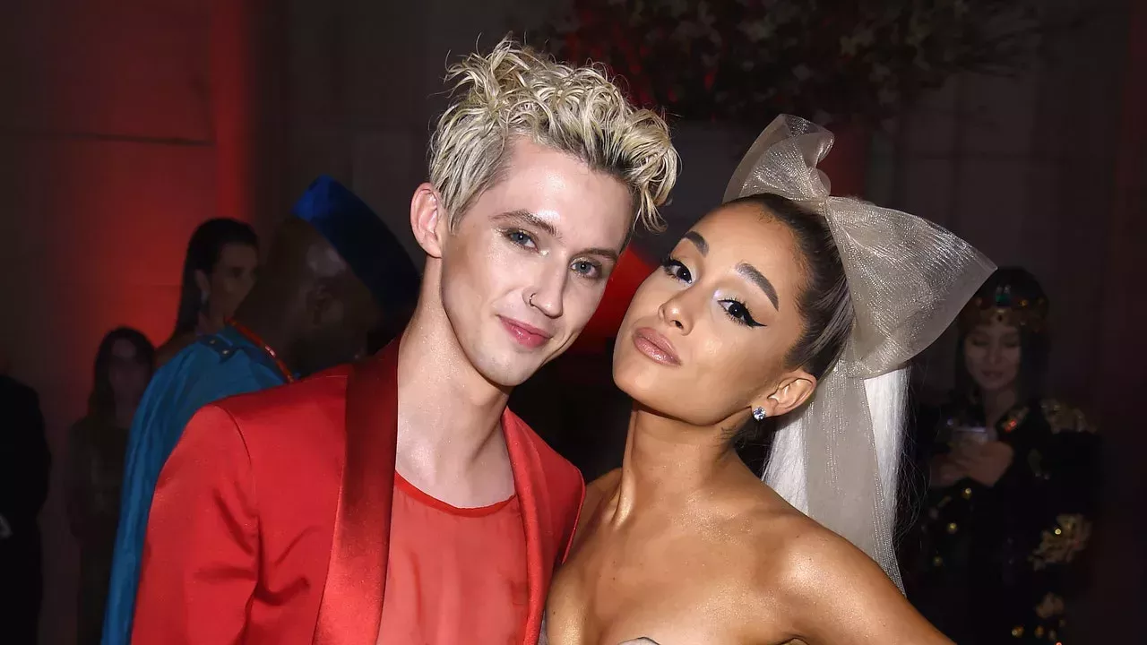 Troye Sivan llama a Ariana Grande su primera amiga famosa