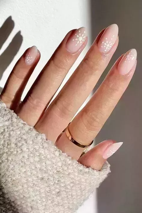 25 Bonitas uñas blancas de Navidad en 2023