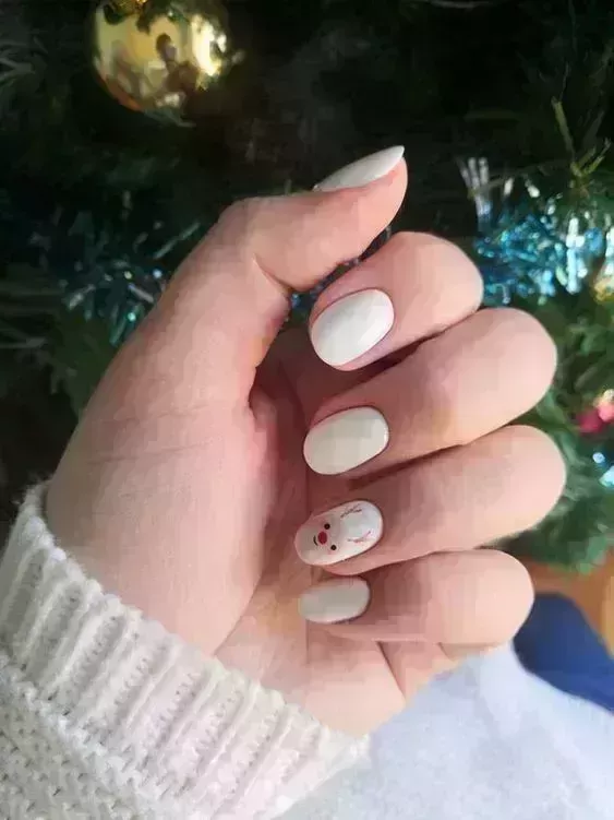 25 Bonitas uñas blancas de Navidad en 2023