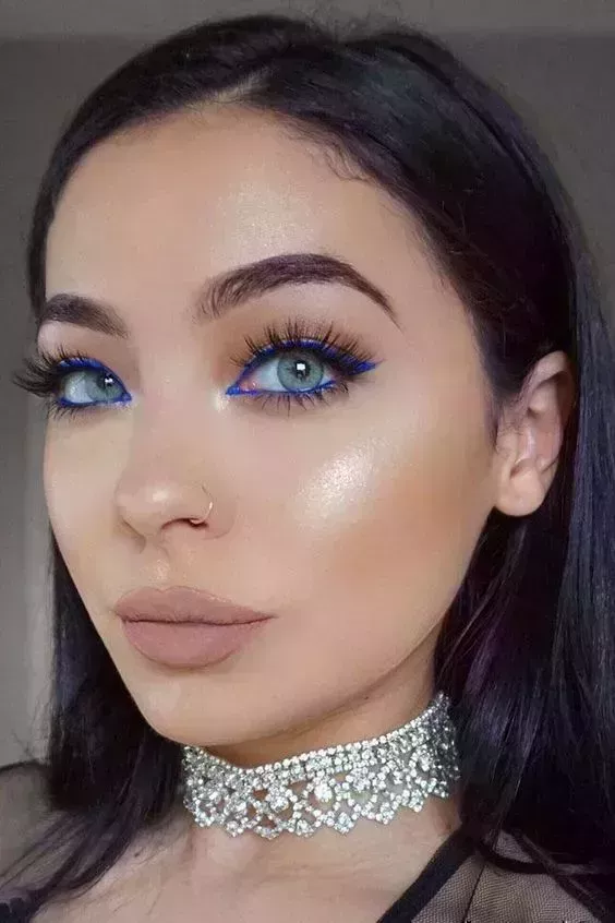 25 Impresionantes ideas de maquillaje de graduación para un vestido azul