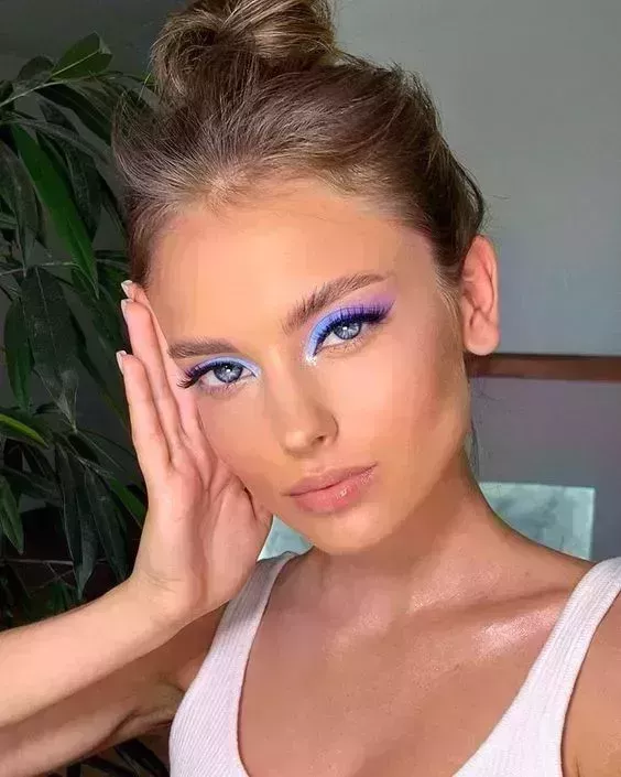 25 Impresionantes ideas de maquillaje de graduación para un vestido azul