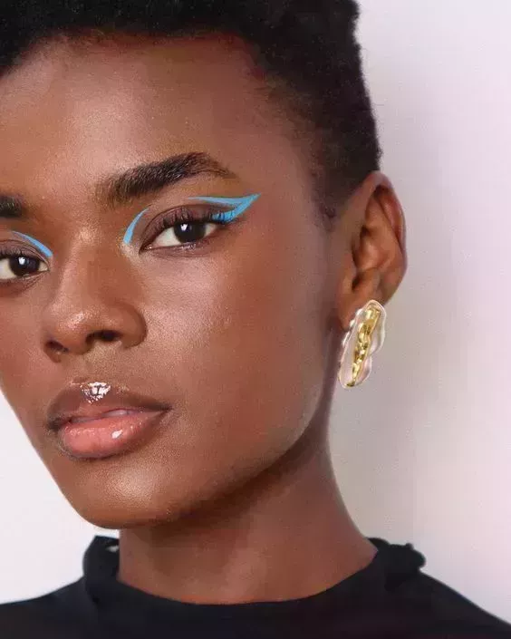 25 Impresionantes ideas de maquillaje de graduación para un vestido azul