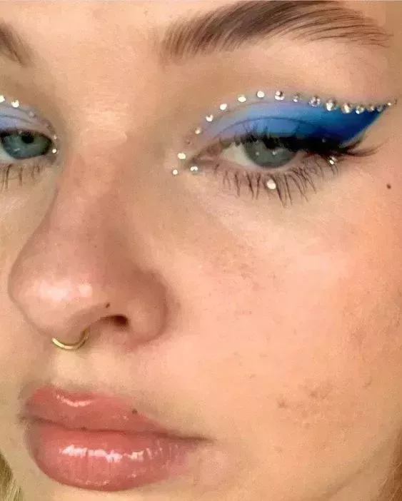 25 Impresionantes ideas de maquillaje de graduación para un vestido azul