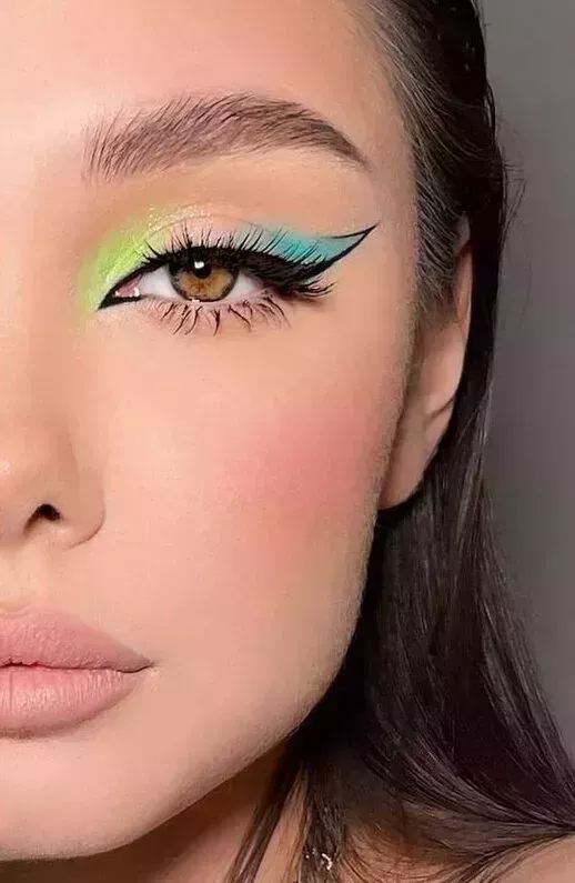 25 Impresionantes ideas de maquillaje de graduación para un vestido azul