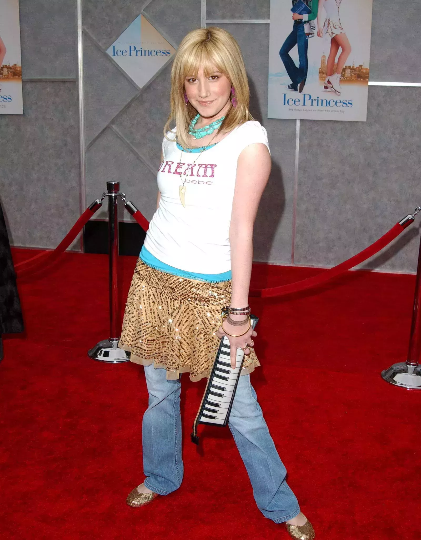Ashley Tisdale cree que su look de boa en la alfombra roja sigue siendo icónico