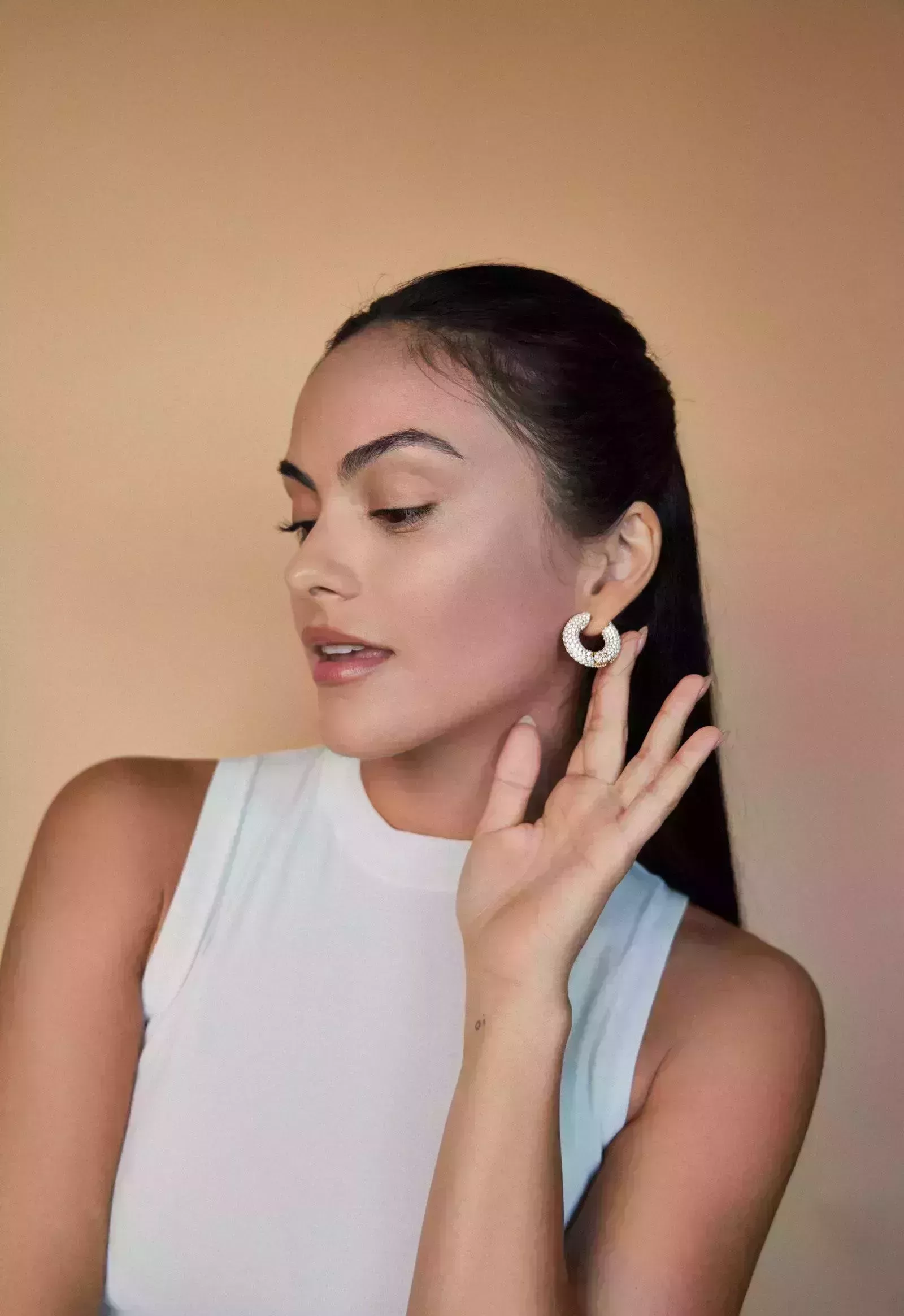 Camila Mendes protagoniza la campaña navideña de Kendra Scott