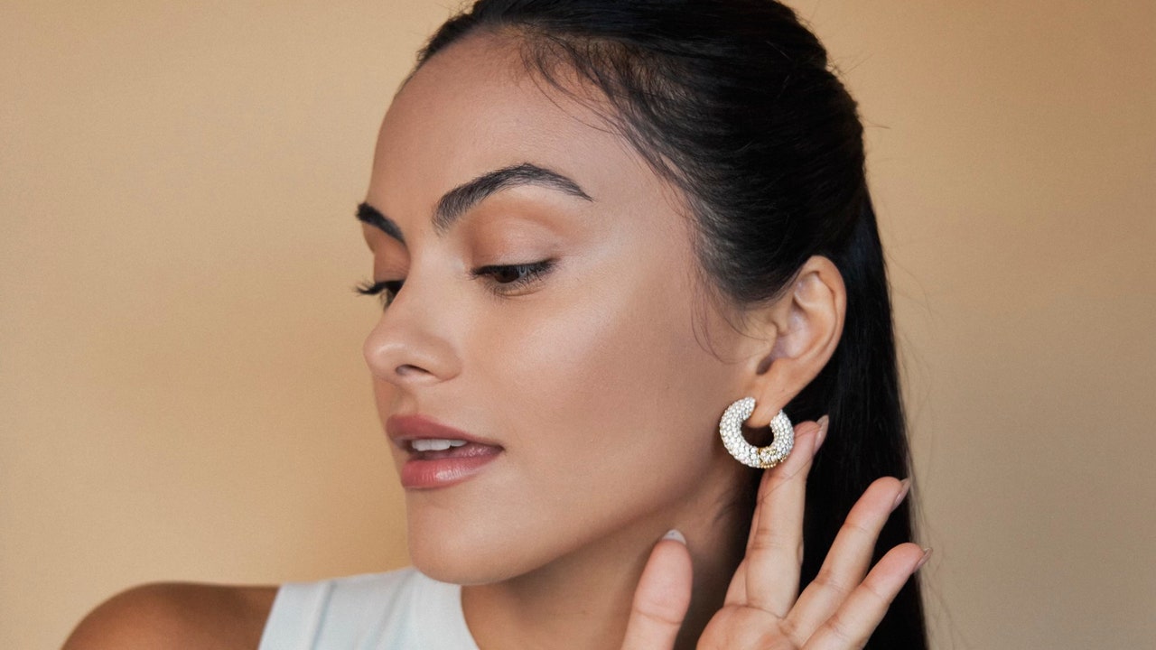 Camila Mendes protagoniza la campaña navideña de Kendra Scott