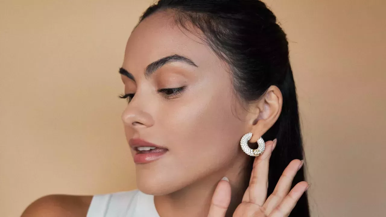 Camila Mendes protagoniza la campaña navideña de Kendra Scott