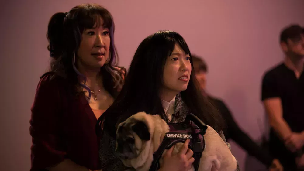 El director de 'Quiz Lady' explica por qué el sketch de Awkwafina haciendo caca es